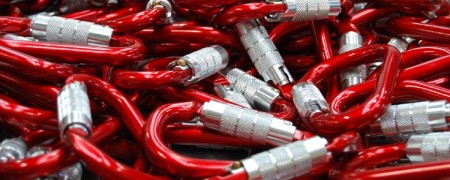 Mousquetons et largueurs: La quincaillerie utile pour le Cani-VTT